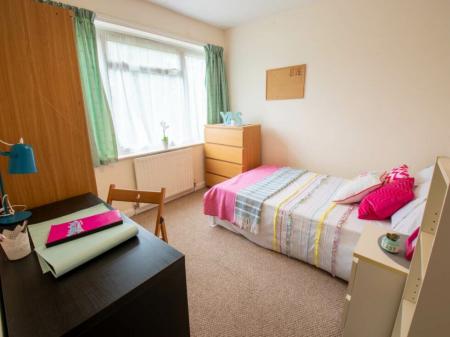 13 Clement Close, Canterbury