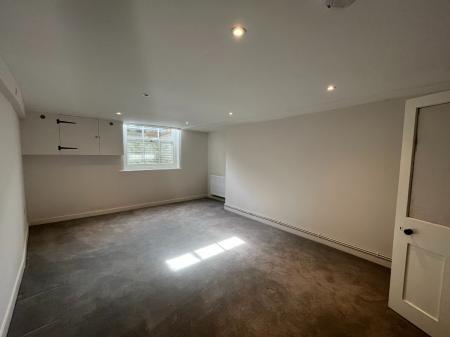 4 bedroom Terraced House to let in The Precincts, Canterbury