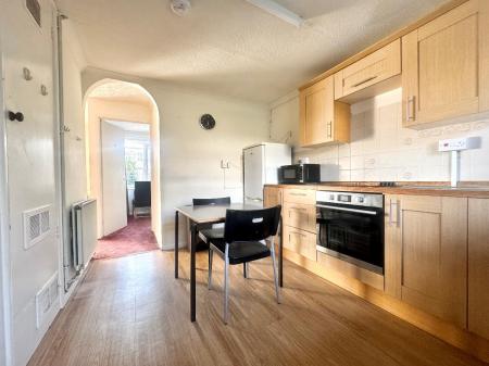 4 bedroom Semi-detached house to let in Beecroft Close, Canterbury