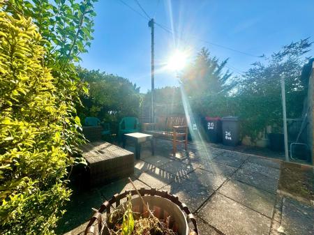 4 bedroom Semi-detached house to let in Beecroft Close, Canterbury