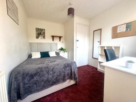 4 bedroom Semi-detached house to let in Beecroft Close, Canterbury