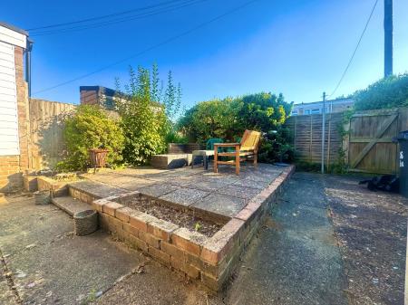 4 bedroom Semi-detached house to let in Beecroft Close, Canterbury