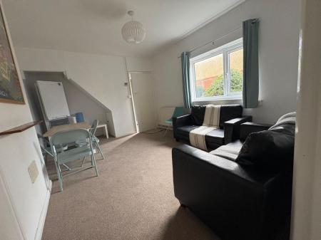 4 bedroom Semi-detached house to let in Pretoria Road, Canterbury