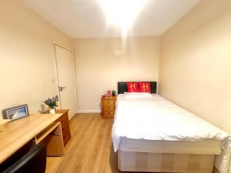 5 bedroom Semi-detached house to let in 5 Bed Student Home - 144 Downs Road, UKC