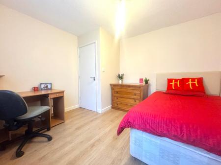 5 bedroom Semi-detached house to let in 5 Bed Student Home - 144 Downs Road, UKC