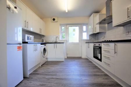 Sturry Rd - EN-SUITE Bedroom in shared house