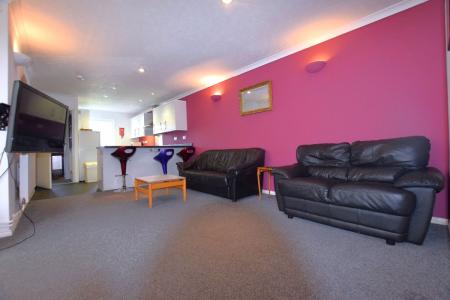 5 bedroom Bungalow to let in UKC Location - 11 Kemsing Gardens - 5 Bed