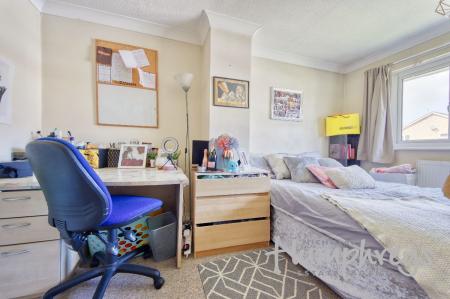 4 bedroom Semi-detached house to let in Bramshaw Road, Canterbury