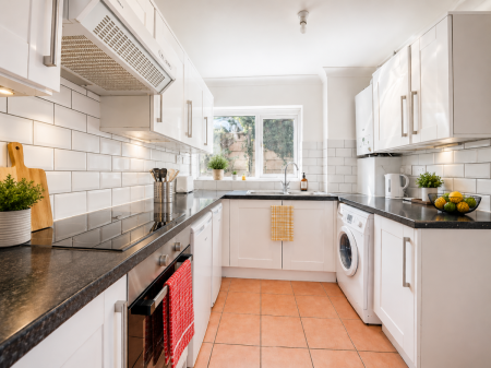 5 bedroom Semi-detached house to let in 19 Mead Way, Close to Town