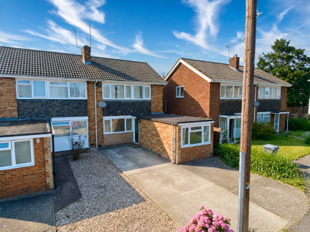 5 bedroom Semi-detached house to let in 19 Mead Way, Close to Town