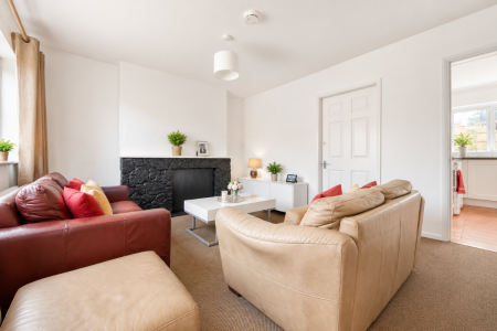 5 bedroom Semi-detached house to let in 19 Mead Way, Close to Town