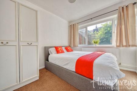 5 bedroom Semi-detached house to let in 19 Mead Way, Close to Town