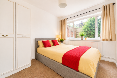5 bedroom Semi-detached house to let in 19 Mead Way, Close to Town