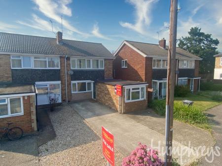 5 bedroom Semi-detached house to let in 19 Mead Way, Close to Town