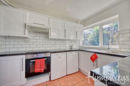 5 bedroom Semi-detached house to let in 19 Mead Way, Close to Town