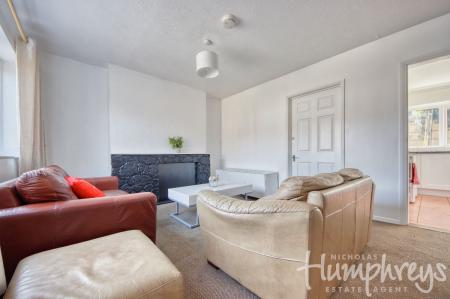 5 bedroom Semi-detached house to let in 19 Mead Way, Close to Town