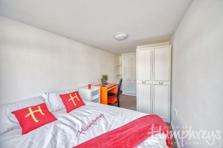 5 bedroom Semi-detached house to let in 19 Mead Way, Close to Town