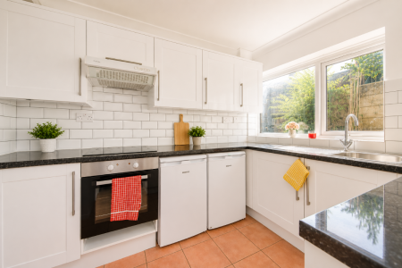 5 bedroom Semi-detached house to let in 19 Mead Way, Close to Town