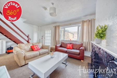 19 Mead Way, Close to Town