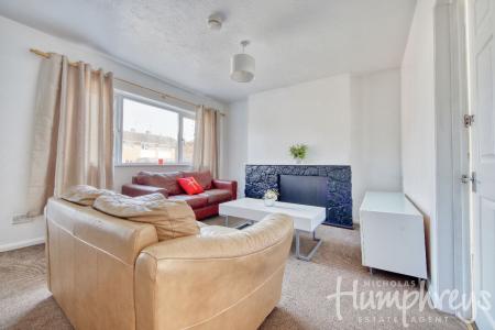 5 bedroom Semi-detached house to let in 19 Mead Way, Close to Town