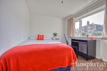 5 bedroom Semi-detached house to let in 19 Mead Way, Close to Town