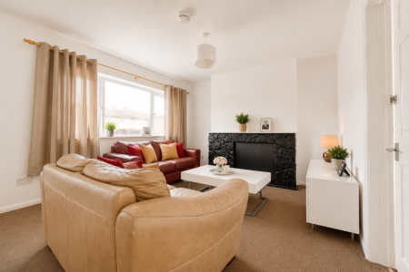 5 bedroom Semi-detached house to let in 19 Mead Way, Close to Town