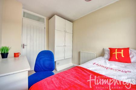 4 bedroom Semi-detached house to let in Ringwood Close