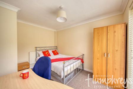 4 bedroom Semi-detached house to let in Ringwood Close