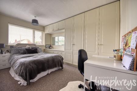 4 bedroom Semi-detached house to let in Ringwood Close