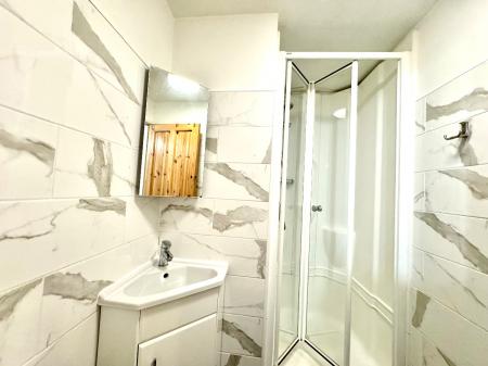 5 bedroom Semi-detached house to let in 5 Bed Student Home - 117 Tenterden Drive, Canterbury