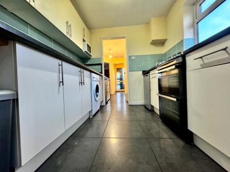 5 bedroom Semi-detached house to let in 5 Bed Student Home - 117 Tenterden Drive, Canterbury