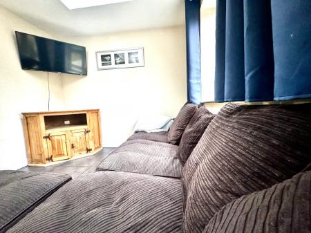 5 bedroom Semi-detached house to let in 5 Bed Student Home - 117 Tenterden Drive, Canterbury