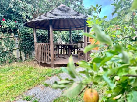 5 bedroom Semi-detached house to let in 5 Bed Student Home - 117 Tenterden Drive, Canterbury