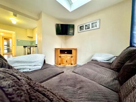 5 bedroom Semi-detached house to let in 5 Bed Student Home - 117 Tenterden Drive, Canterbury