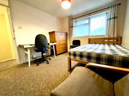 5 bedroom Semi-detached house to let in 5 Bed Student Home - 117 Tenterden Drive, Canterbury