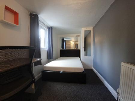 4 bedroom Terraced House to let in 4 Bedroom Student Home - 66 St. Peters Place, City Centre