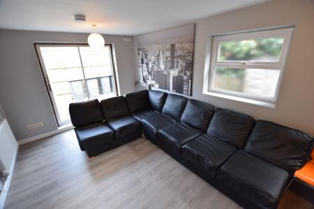 6 bedroom Semi-detached house to let in 6 Bedroom Student Home - 113 Sturry Road