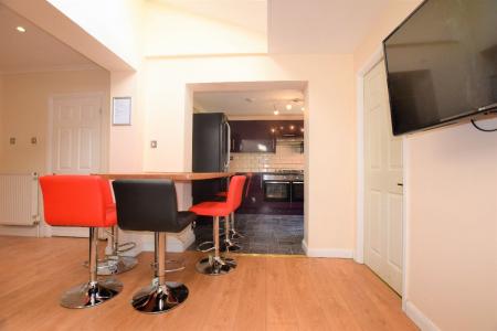 5 bedroom Semi-detached house to let in 5 Bed Student Home - 37 Old Park Avenue