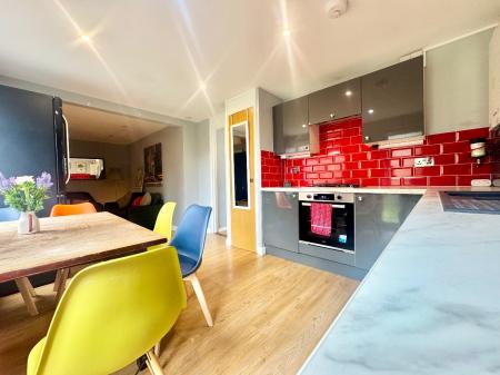 5 bedroom Semi-detached house to let in 5 Bed Student House - 28 Forrester Close