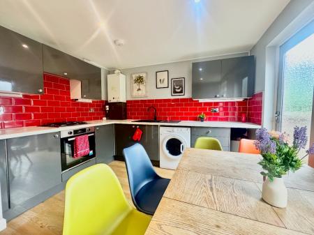 5 bedroom Semi-detached house to let in 5 Bed Student House - 28 Forrester Close