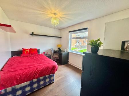 5 bedroom Semi-detached house to let in 5 Bed Student House - 28 Forrester Close