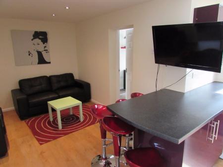 5 bedroom Semi-detached house to let in 5 Bed Student Home - Teddington Close