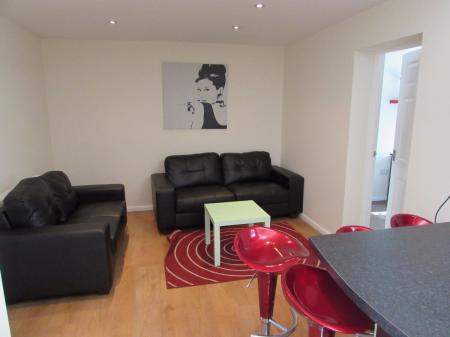 5 bedroom Semi-detached house to let in 5 Bed Student Home - Teddington Close