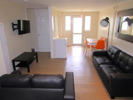 5 bedroom Semi-detached house to let in 5 Bed Student Home - 31 Somner Close