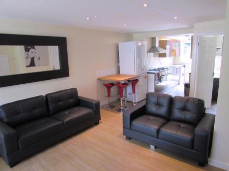 5 bedroom Semi-detached house to let in 5 Bed Student Home - 31 Somner Close