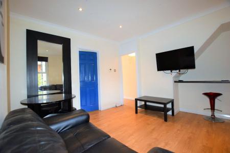 5 bedroom Semi-detached house to let in 5 Bed Student House - 33 Guildford Road
