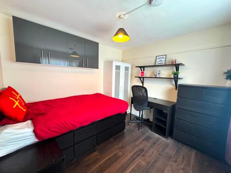 5 bedroom Semi-detached house to let in 5 Bed Student Home - 31 Godden Road, UKC