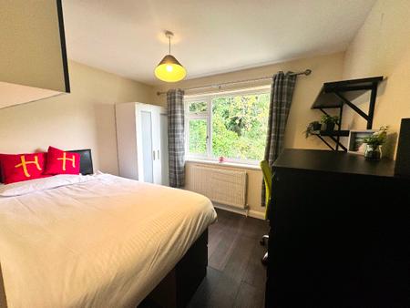 5 bedroom Semi-detached house to let in 5 Bed Student Home - 31 Godden Road, UKC