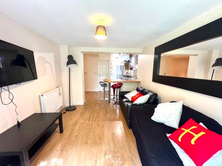 5 bedroom Semi-detached house to let in 5 Bed Student Home - 31 Godden Road, UKC