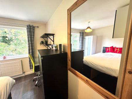 5 bedroom Semi-detached house to let in 5 Bed Student Home - 31 Godden Road, UKC